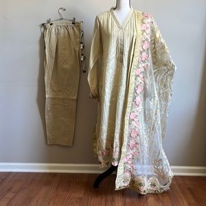 Pakistani, Indian 3 piece outfit with shirt, trousers and dupatta. Large. New